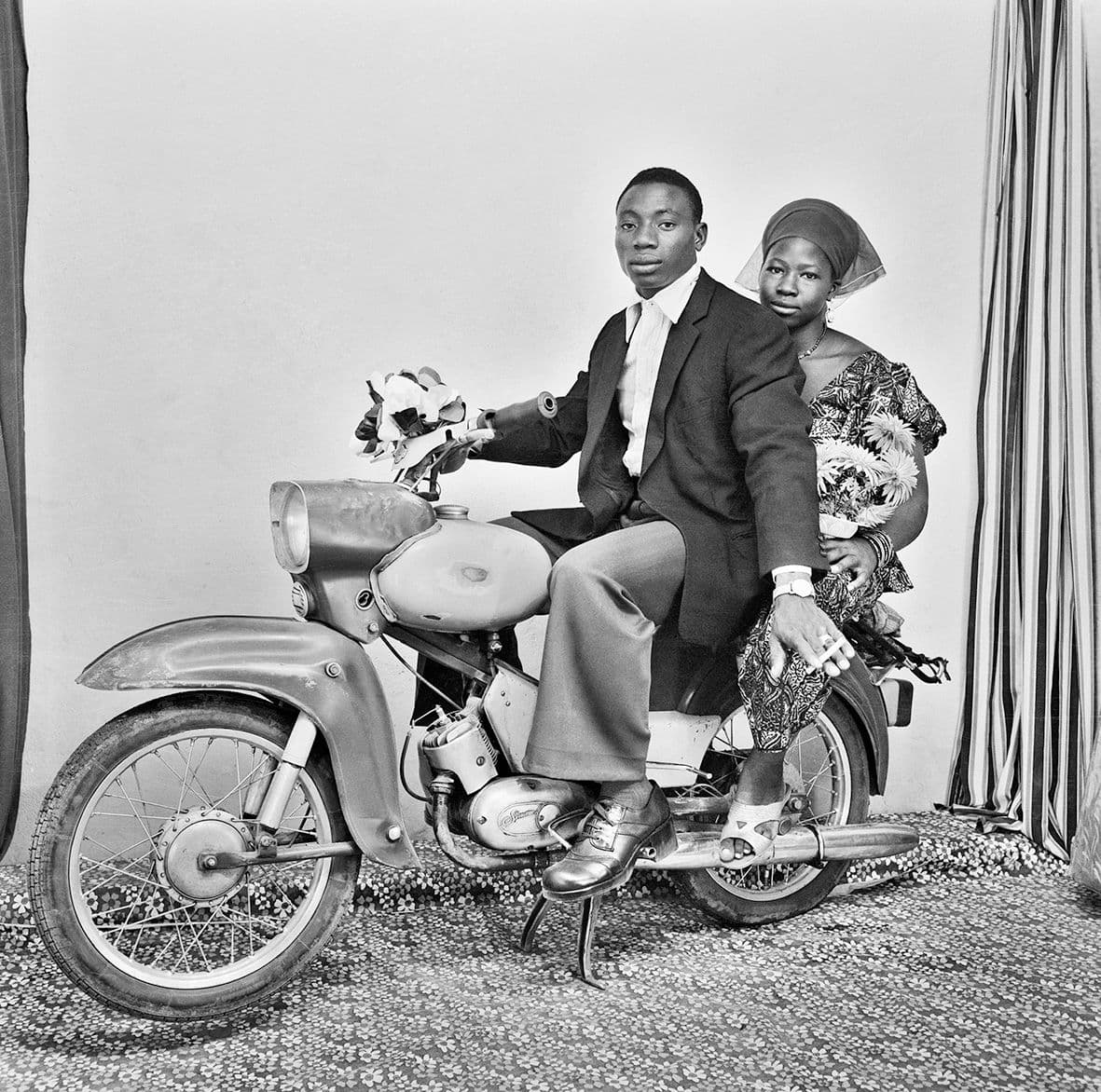 Malik Sidibè, "Studio Malick, Bamako", 1977 © Malick Sidibè