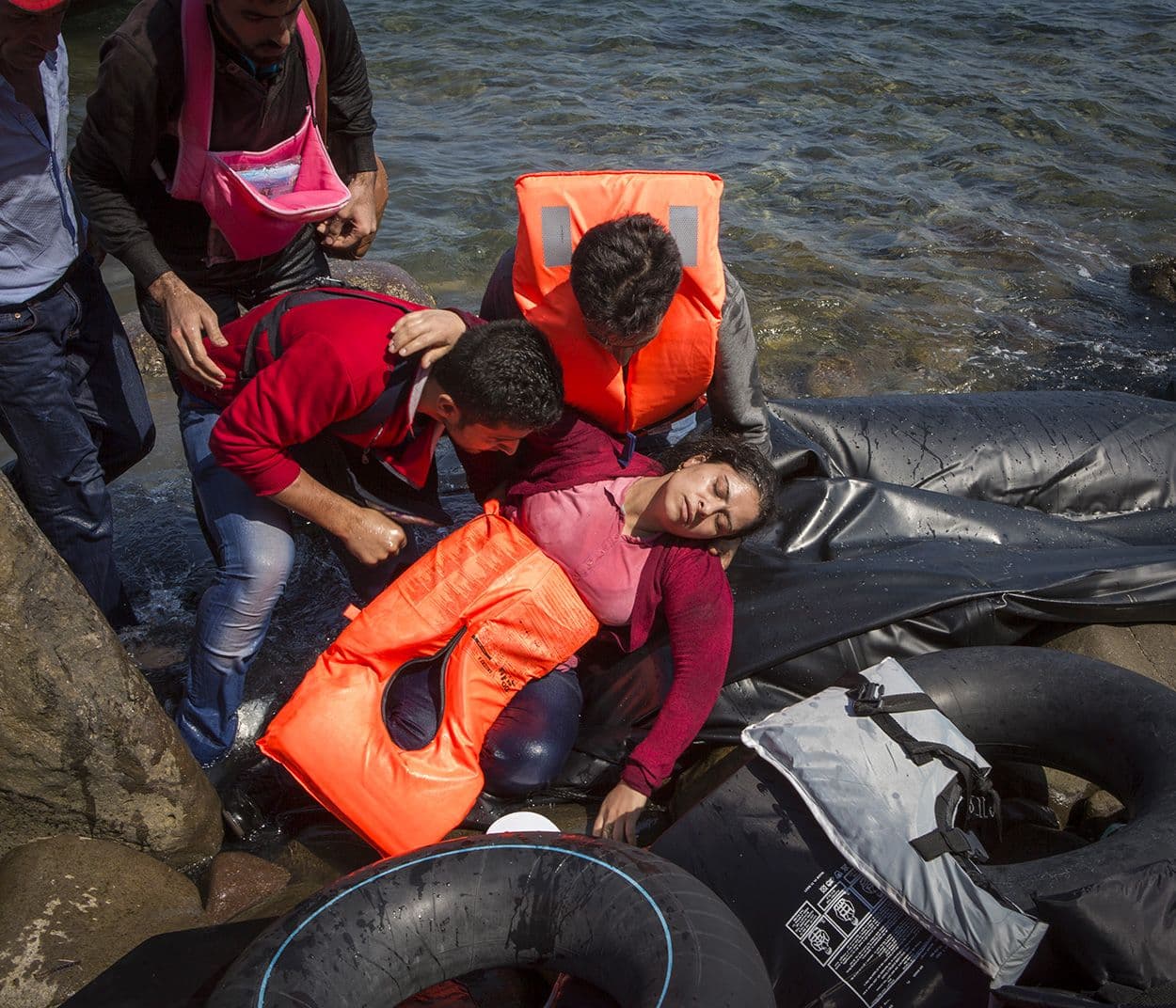 Ivor Prickett, "Susan, rifugiata siriana di trentacinque anni originaria di Aleppo, sviene a causa del mal di mare e della fatica dopo aver attraversato l’Egeo dalla Turchia a Lesbo con il marito e i tre bambini." 2015, Lesbo, Grecia. Fotografia dalla serie “Seeking Shelter. Part II – West” © Ivor Prickett  