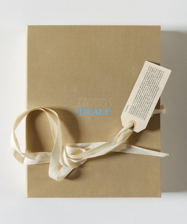 Museo ideale, Modena, autoedizione, 2014, cm 32,5x25,5 Testo di Mario Bertoni e Franco Guerzoni. Foglio di rame dorato con procedimento galvanico, oggetto in scagliola, grande tavola stampata ad acquaforte e acquatinta, ripiegata più volte e trattenuta da fibula in metallo ossidato, stampa bianca. Contenitore composto da cofanetto a tre ante. Venti esemplari numerati da 1 a 20 in numeri arabi e cinque da I a V in numeri romani tutti firmati dall'autore Foto di Paolo Terzi. Courtesy Archivio Franco Guerzoni e Galleria Studio G7, Bologna