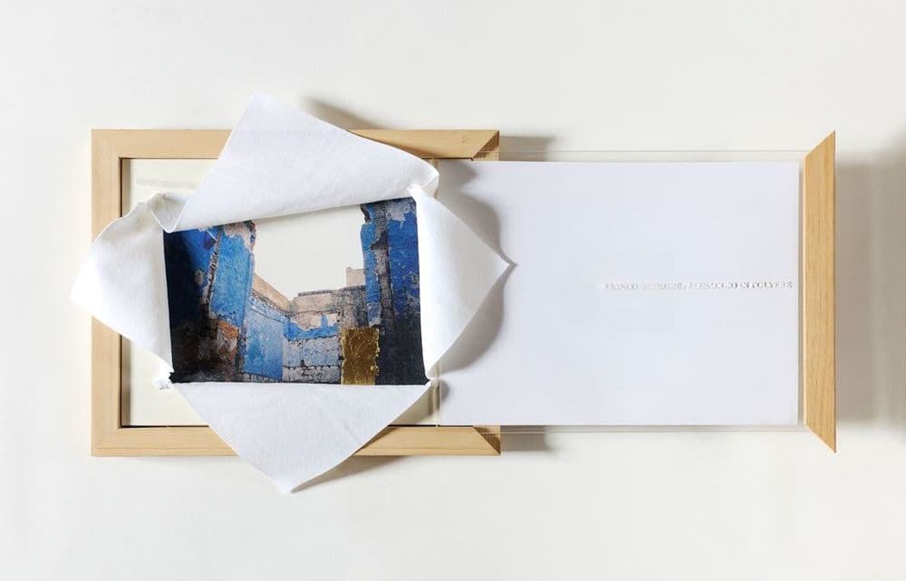Paesaggi in polvere, Reggio Emilia, Edizioni CCPL, 2007, cm 35x44,5 Uno scritto di Omar Calabrese e una immagine-documento di un'opera realizzata da Franco Guerzoni nel 1972. Scatola in legno e plexiglass, contenente una lastra in scagliola con stampa digitale a colori da scatto di Adriano Malavasi e intervento in foglia d'oro, raccolta in un drappo bianco. Contiene il volume Paesaggi in polvere, Skirra, 2006 con un testo di Marc Augè ed Elena Volpato. Collaborazione di Giulio Bizzarri. Cinquanta esemplari numerati da 1 a 50 in numeri arabi e venti da I a XX in numeri romani tutti firmati dall’autore Foto di Paolo Terzi. Courtesy Archivio Franco Guerzoni e Galleria Studio G7, Bologna