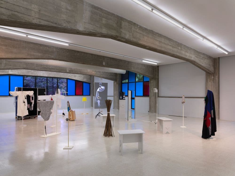 Corin Sworn, "Silent Sticks", 2015-2016, veduta di mostra © Corin Sworn | ph. Dario Lasagni